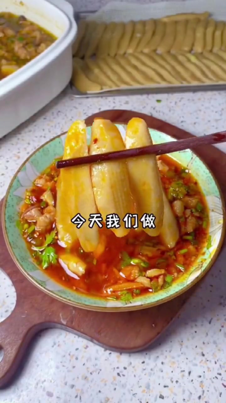 莜面 有莜麦加工而成的面粉,含有多种营养元素,做法多样,做的油面鱼鱼特别好吃 莜面的家常做