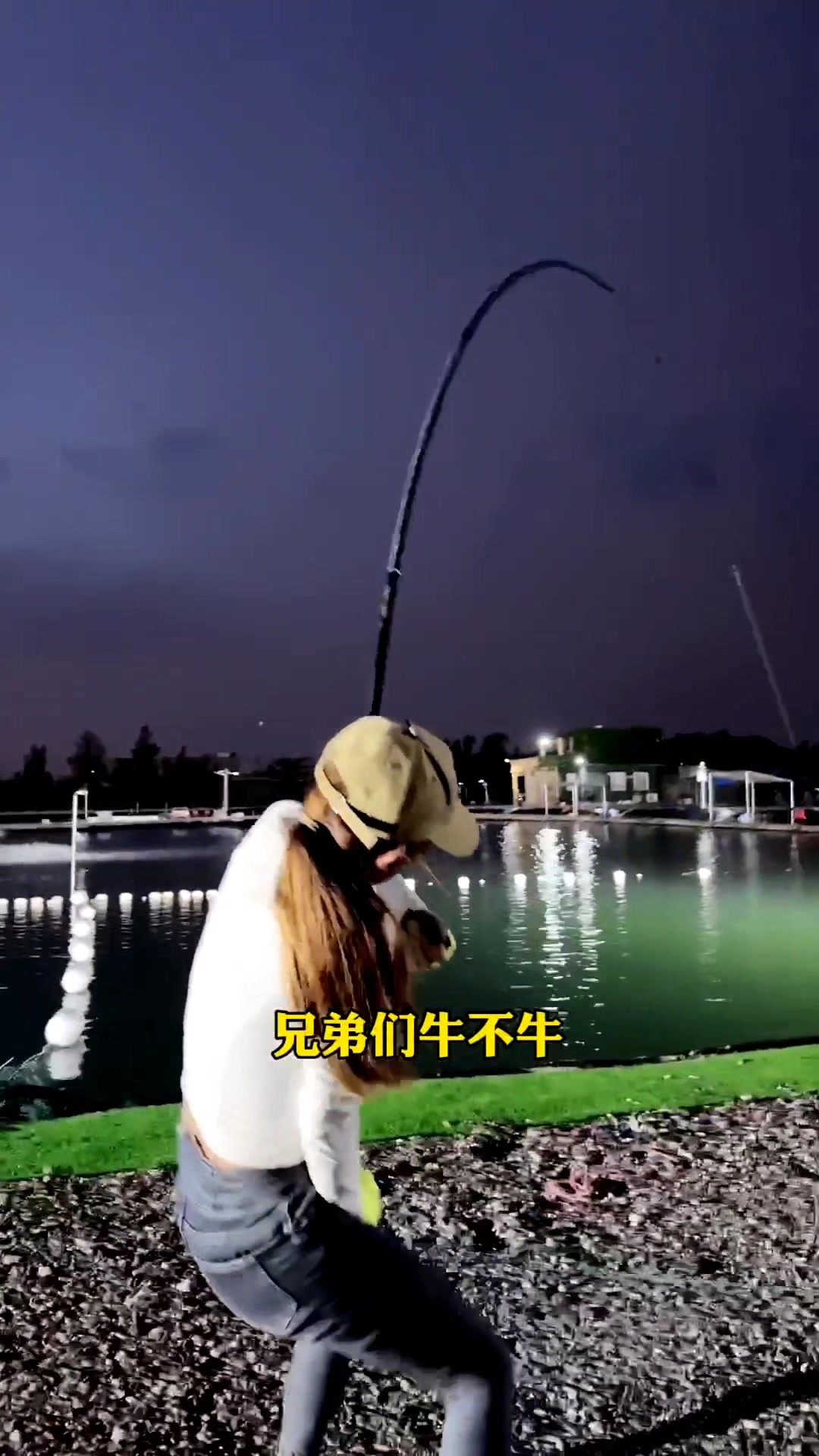 厦门内陆海钓场女美首次钓海水鱼巨物石斑鱼