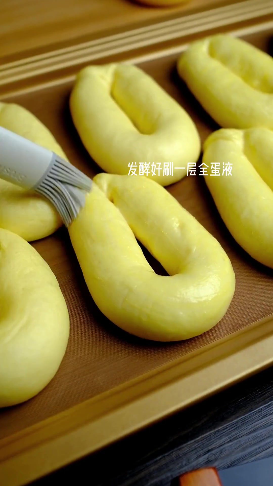 一口爆汁的肠仔包,出炉秒光,咸香松软巨好吃,新手不翻车,信我的,快去做!美食教程 肠仔包 