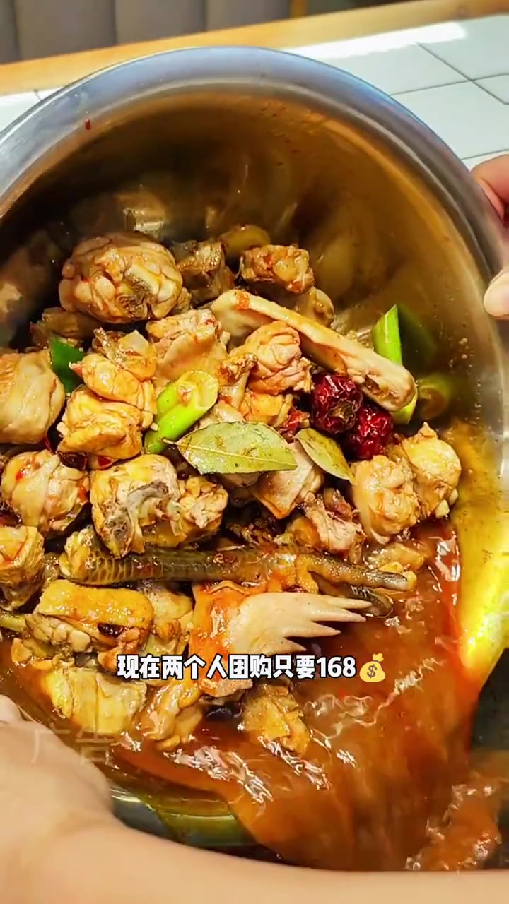 两个人根本吃不完,东北铁锅炖又好吃量又大!168值了!东北铁锅炖 铁锅排骨鸡 丰庄美食 聚