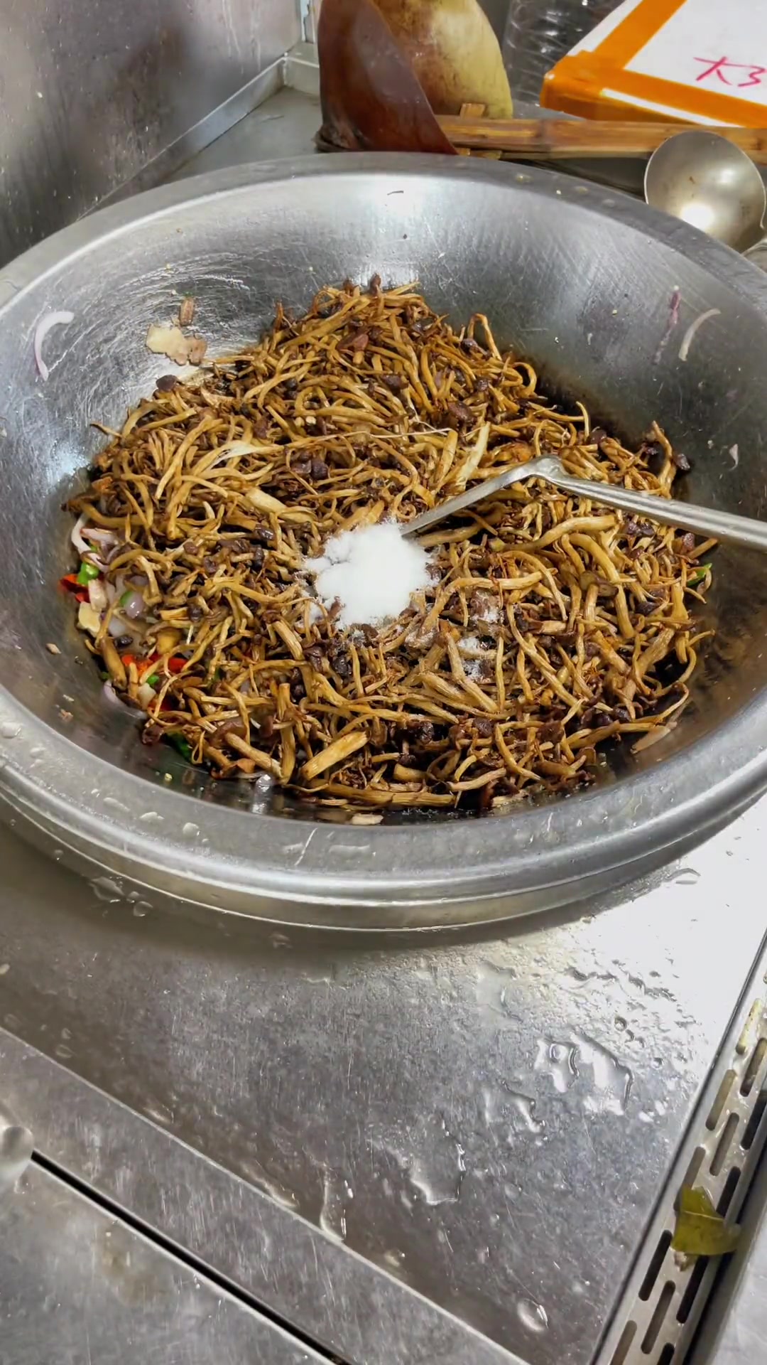 今天分享干锅茶树菇,简单好吃,茶树菇家常做法 妈呀太香了 做菜我是认真的努力做好每一道菜 