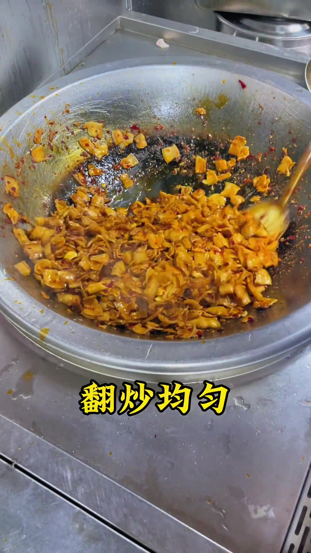 豆瓣酱打碎,五花肉炒出油。像我这样做,你的回锅肉一定更好吃。美食教程 回锅肉 干豆角 干豆