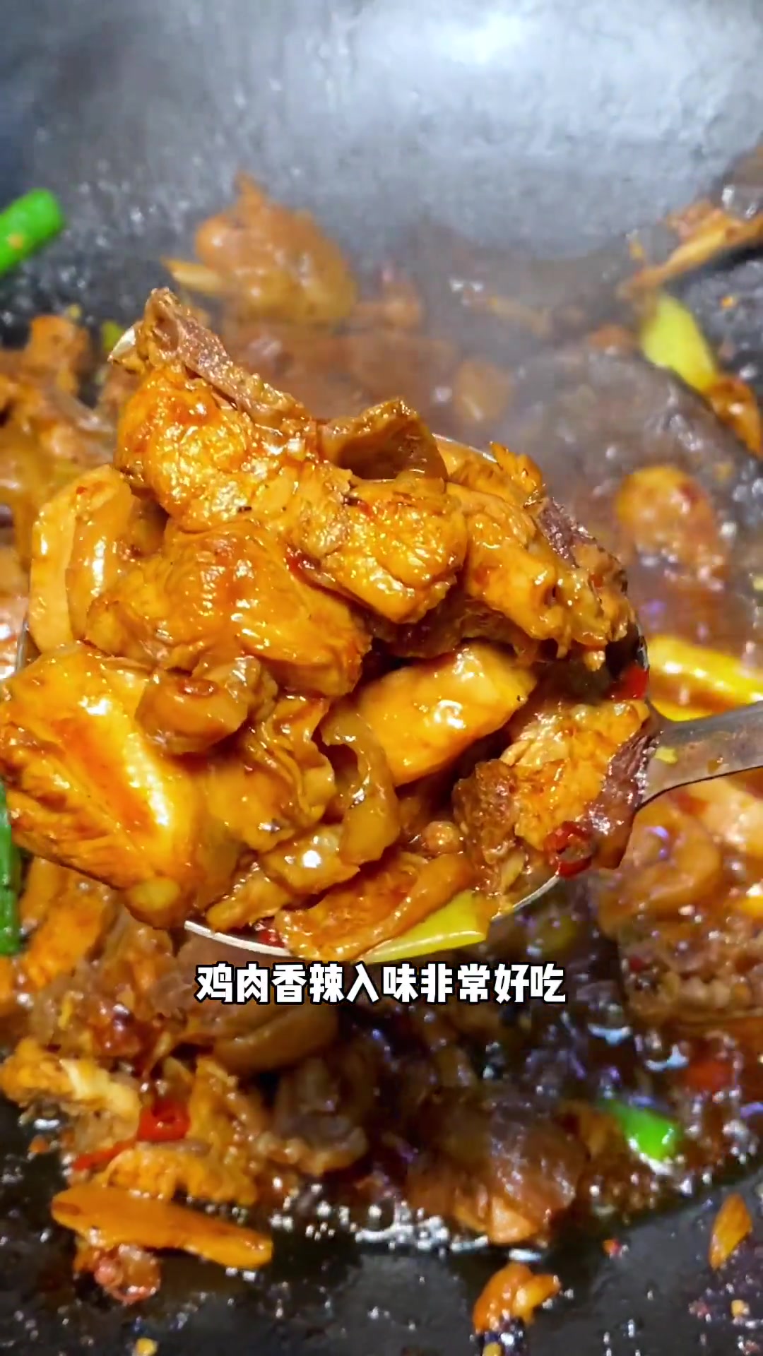 很多人大老远过来东莞清溪,就是为了吃他们家的现炒柴火鸡,团购116就能吃到这满满一桌,鸡肉
