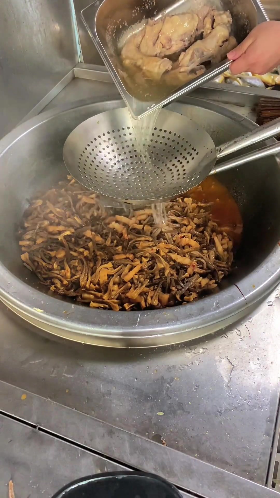 一分钟学会干锅鹿茸菇,这样做出的鹿茸菇又鲜又脆巨好吃,酱香浓郁,越来吃越香,肯定给你美味新