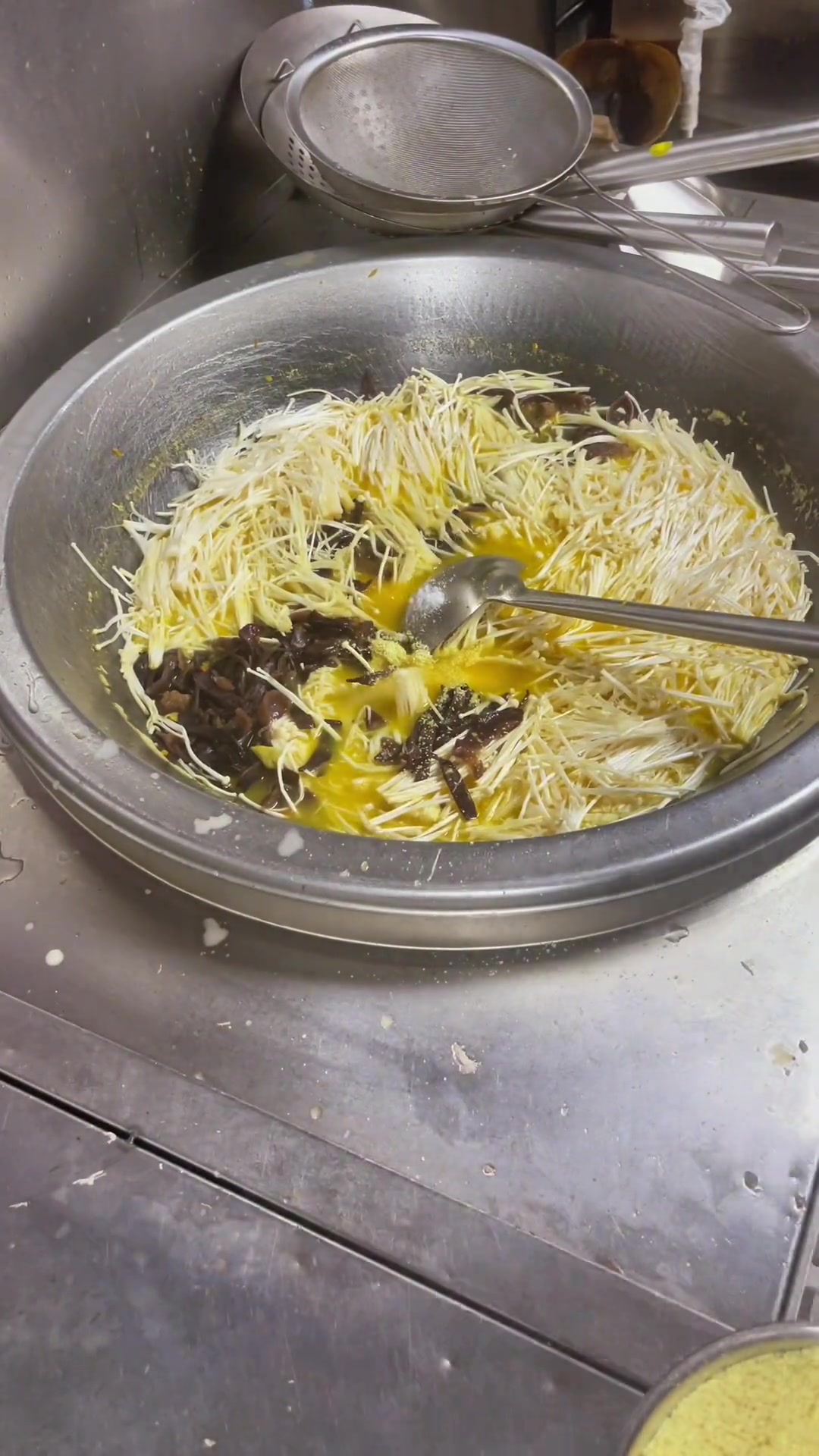 今天为大家带来一道柠檬金汤鱼,酸辣开胃,汤色金黄,鱼片嫩滑,带着柠檬和青花椒的香气,实在太