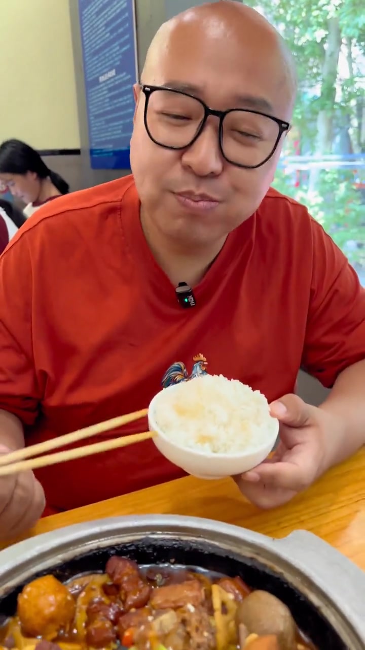 和朋友来梧桐街吃吉小安石锅鸡米饭 地方特色美食