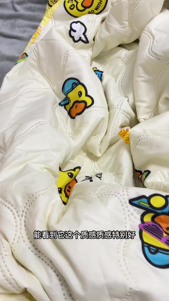 可推荐了这个,小孩大人盖都是很不错~空调被一年四季盖都特别舒服,正版小黄鸭升级版本