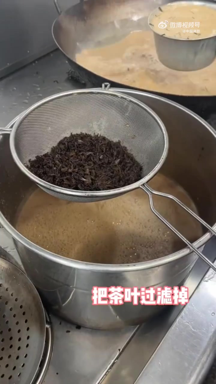 「惊呆了消防员还会做奶茶」蓝朋友亲自做奶茶啦,赶紧来隔着屏幕“尝尝”好不好喝吧!炒茶叶、煮