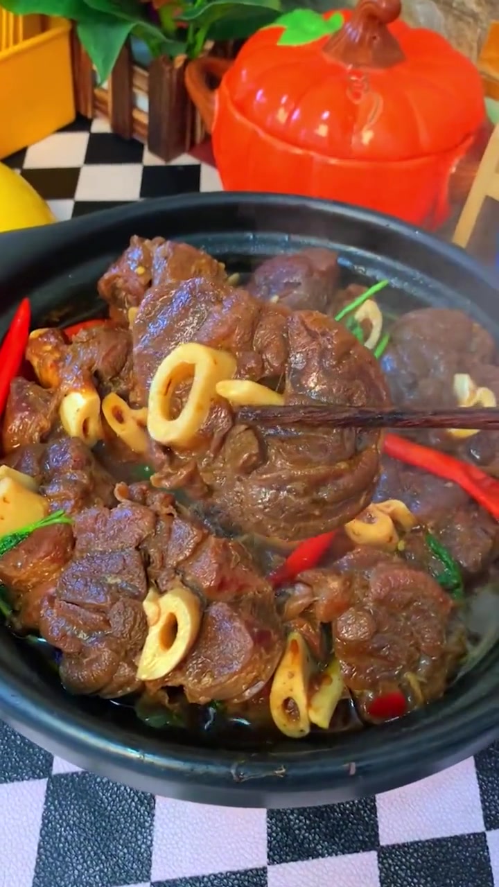 这个原切羊小腿肉质紧实有嚼劲,麻辣红烧清炖火锅都好吃!原切羊小腿 美食 羊肉 我要吃肉肉