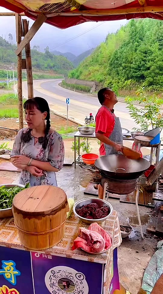 分享农村人的每日晚餐,欢迎大家来吃蒸笼饭!