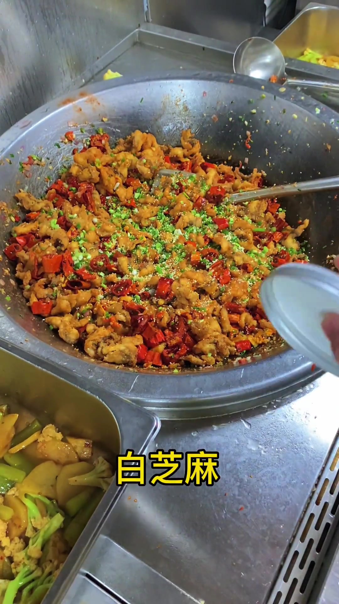 今天在食堂做了一道干锅鱼片,鱼片炸至酥脆,经过精心的烹制,呈现独特的口感与味道。好吃又下饭