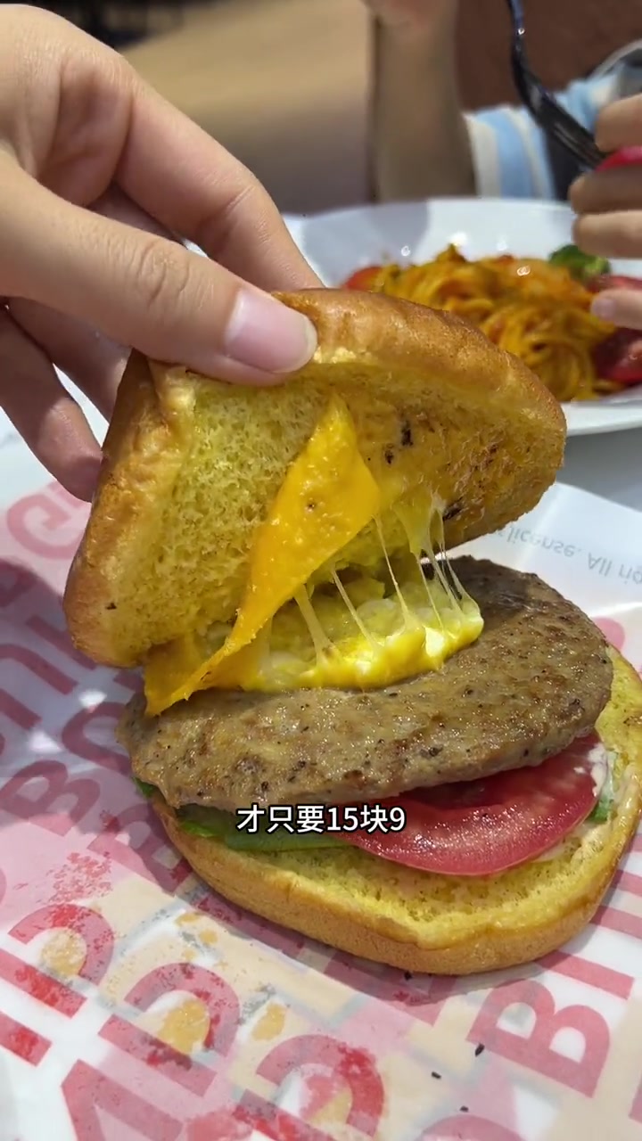 走到勒泰的宝妈可以来这里恰饭!汉堡 意面 汉堡 汉堡炸鸡 黑金鸡块