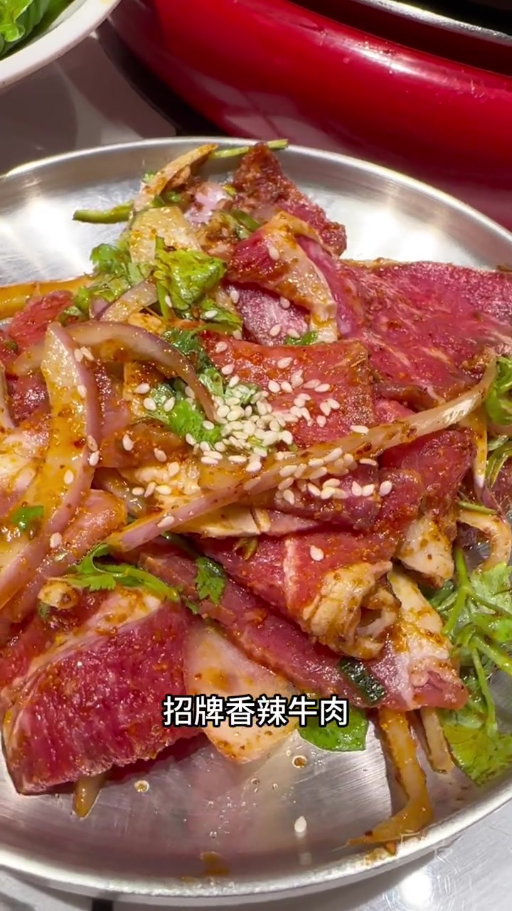 在生龙吃烤肉还得来酒拾烤肉!128的2-3人餐性价比超高!四荤三素还送饮料,水果小料小吃不