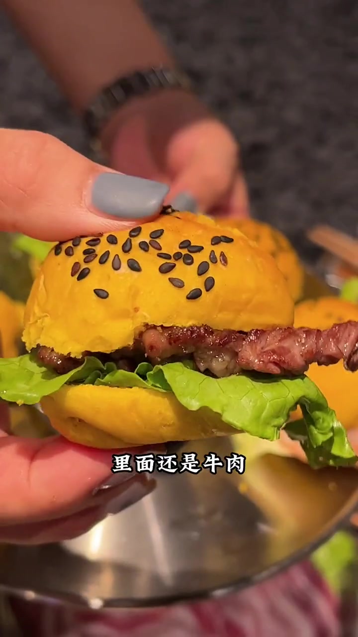 88一桌烤肉!还有3000朵玫瑰花海可以打卡拍照的出山露营烤肉真的太会啦!情侣约会必去烤肉