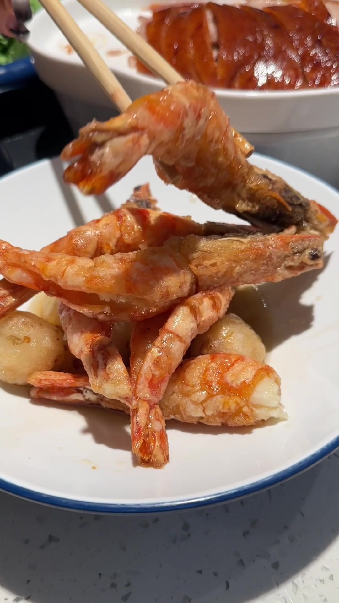 刚出炉的烤鸭色香味俱全,鸭皮蘸糖真是人间极品,鸭肉更是香嫩紧致,一鸭三吃你喜欢哪种吃法?