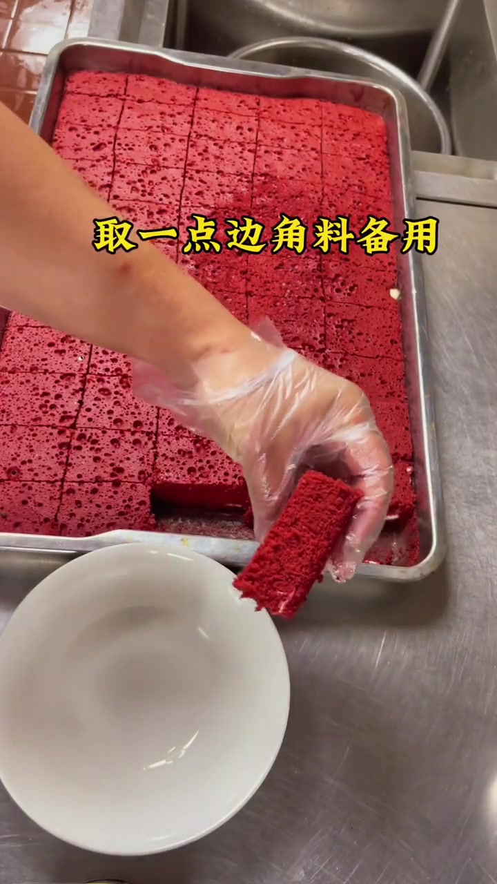 食堂厨师没有烤箱,也能做出颜值高,口感细腻的红丝绒奶油蛋糕。配方毫无保留,放心制作。真的又