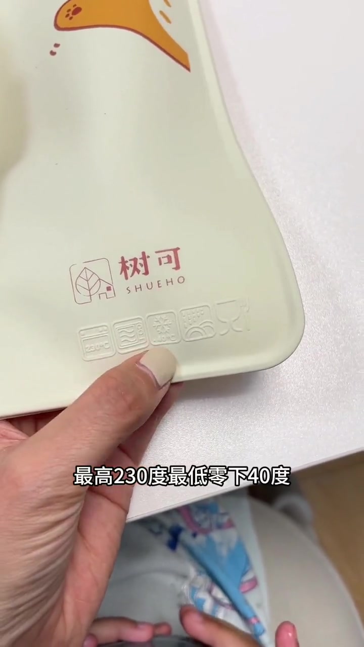 很多小学要求孩子自备餐垫,这款餐垫是硅胶材质,无异味好清洗,卡通图案可可爱爱,学校吃午餐必