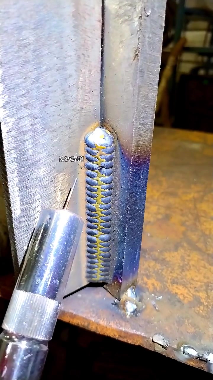 二保焊立焊反月牙焊接手法,大家觉得这电流得多少?二保焊 电焊工 焊接 零基础教学 鱼鳞焊