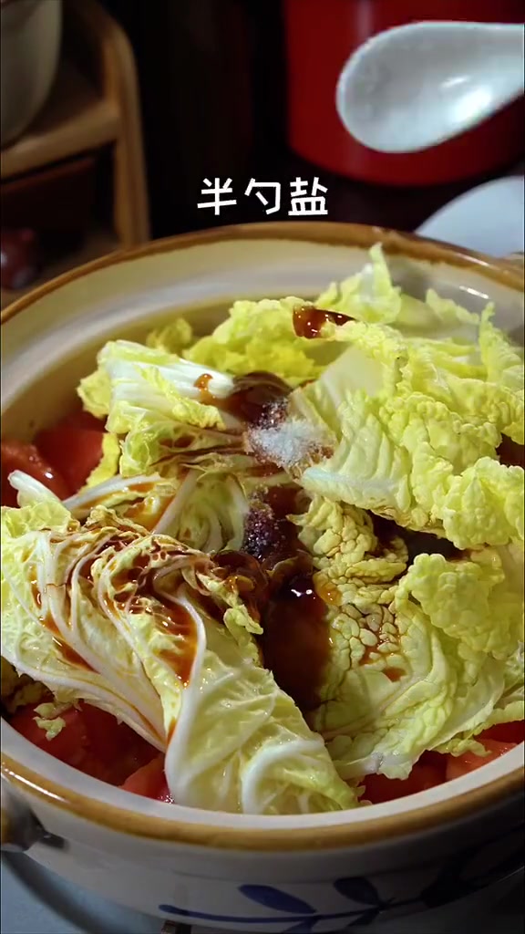 中午吃什么「番茄白菜肥牛粉丝煲」番茄白菜肥牛粉丝煲,做法简单,汤酸味美,下饭无敌~「舔屏」