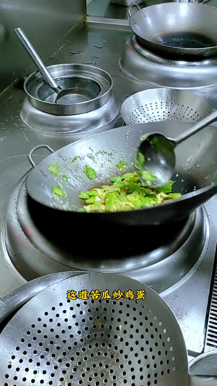清热解暑的苦瓜炒鸡蛋,这样炒想不好吃都难,做法简单又好吃。美食 每日美食分享 创作灵感