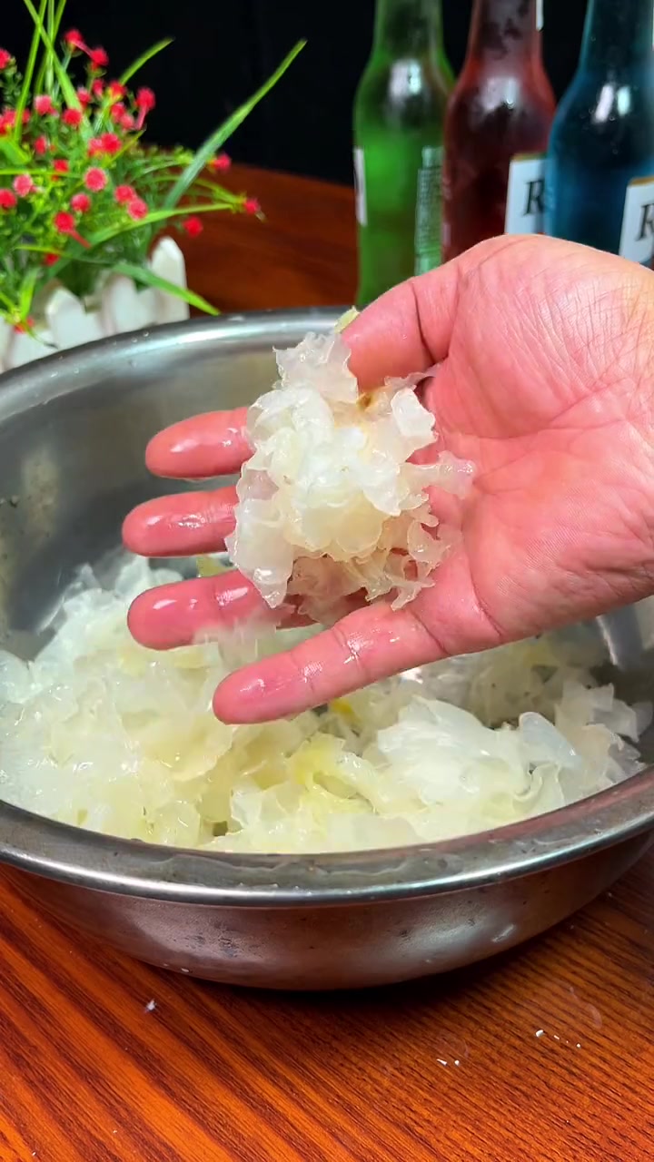 银耳莲子羹自己在家就可以熬,比外面买的也不差一点,主要是干净卫生 美食教程 美食 银耳羹