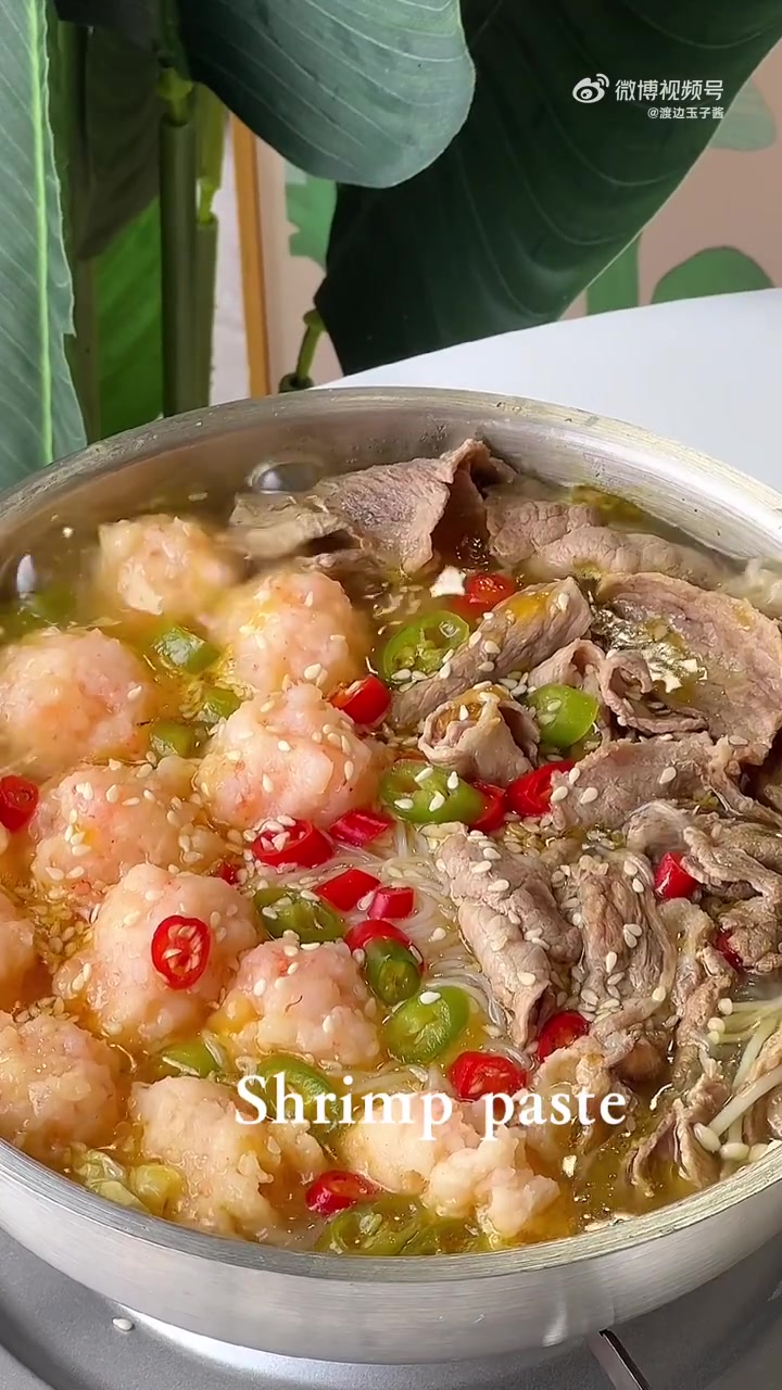 舌尖上的武汉 超低卡的「酸汤肥牛虾滑煲」夏天就很适合这种低卡又开胃的美食,酸辣口的试问谁不