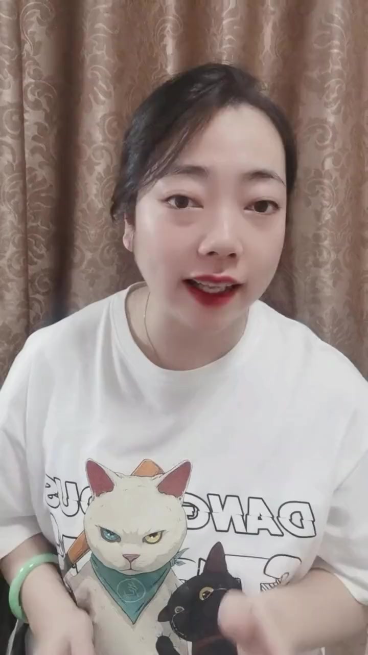 小猫咪能不能吃面包?科学养宠攻略 养猫人 科学养猫 宠物知识 你家小猫咪喜欢吃面包吗?