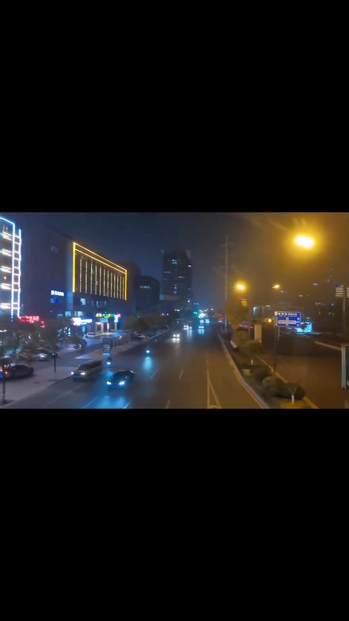 当你没有工作了 所有人都劝你找个班上 当你有工作 所有人都劝你不要干 没前途的社会很单纯 