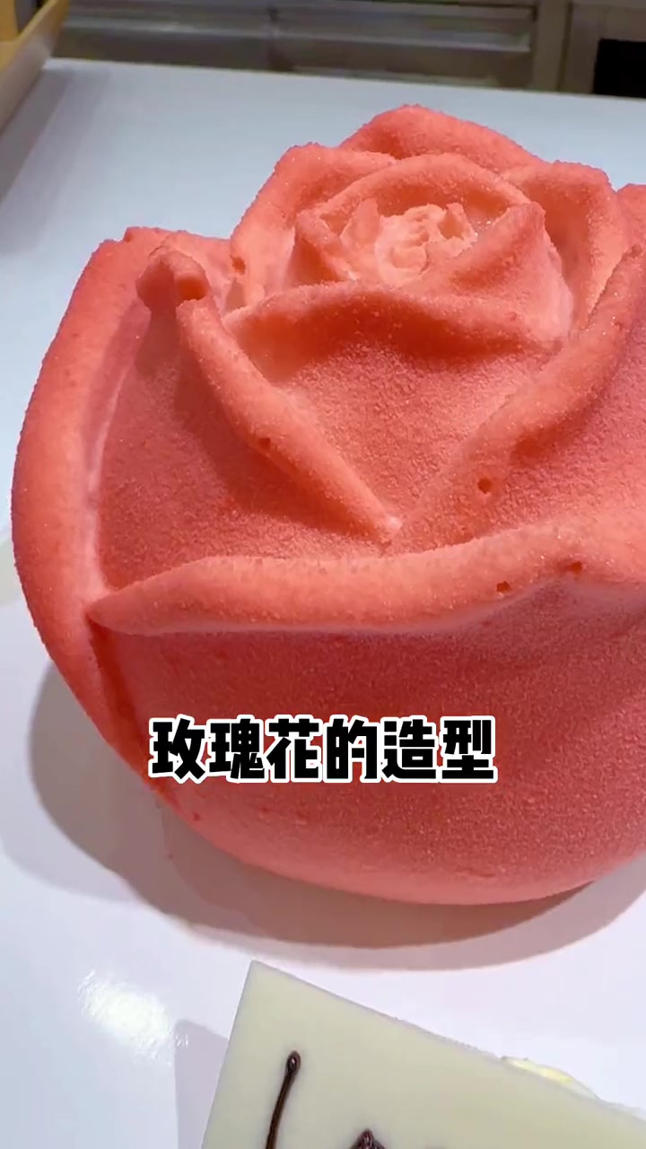 在东莞 还不知道情人节给女朋友买什么蛋糕的 这个玫瑰花造型的草莓慕斯蛋糕真的可以冲 因为 