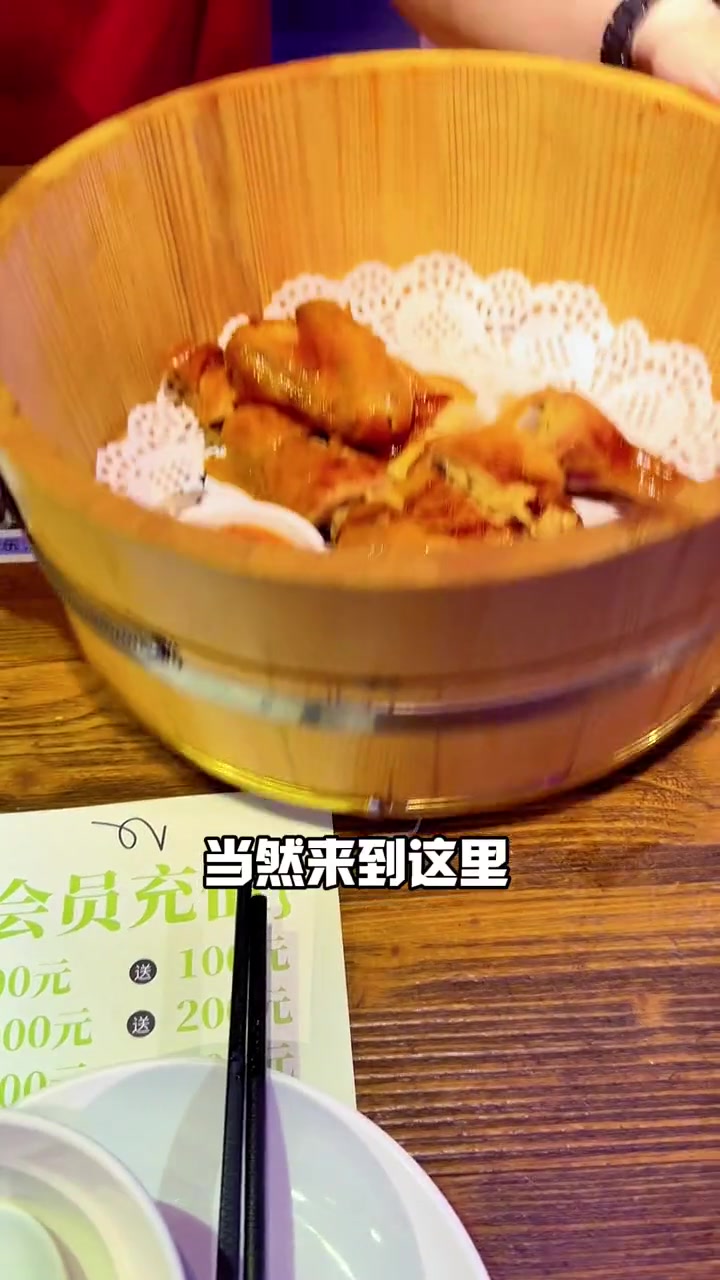 晚餐就是打工人开启夜生活的契机!在这个胡桃里音乐酒馆,你不需要门票,只需要带着享受的心情来