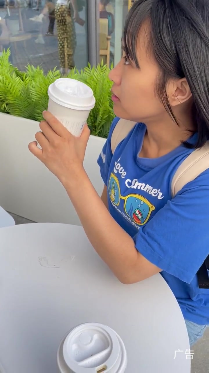 周杰伦歌词里的奶茶来啦!喜茶七夕青花杯 喜茶清爽茗奶茶 我在等七夕的天青雨 更适合中国宝宝