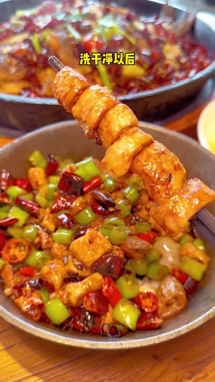 排队火爆的老板恋上鱼居然开了15年了,每次饭点来人都爆满!板烧鱼麻辣鲜香好好吃!老板恋上鱼