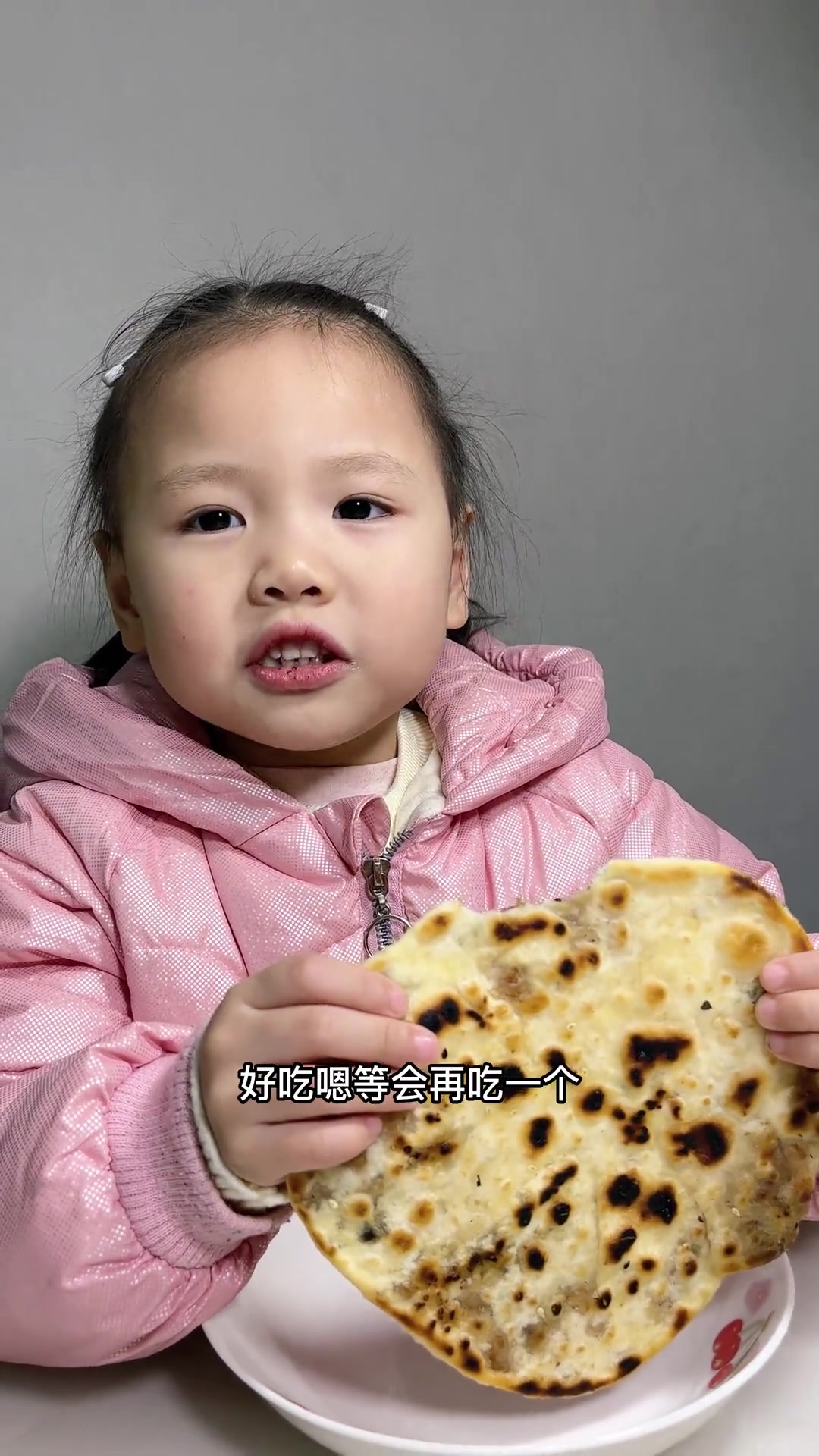 今天在家里做的梅干菜饼酱香味浓,外酥里嫩!关键做法还简单,做了一大盘老婆孩子都吃光光了!