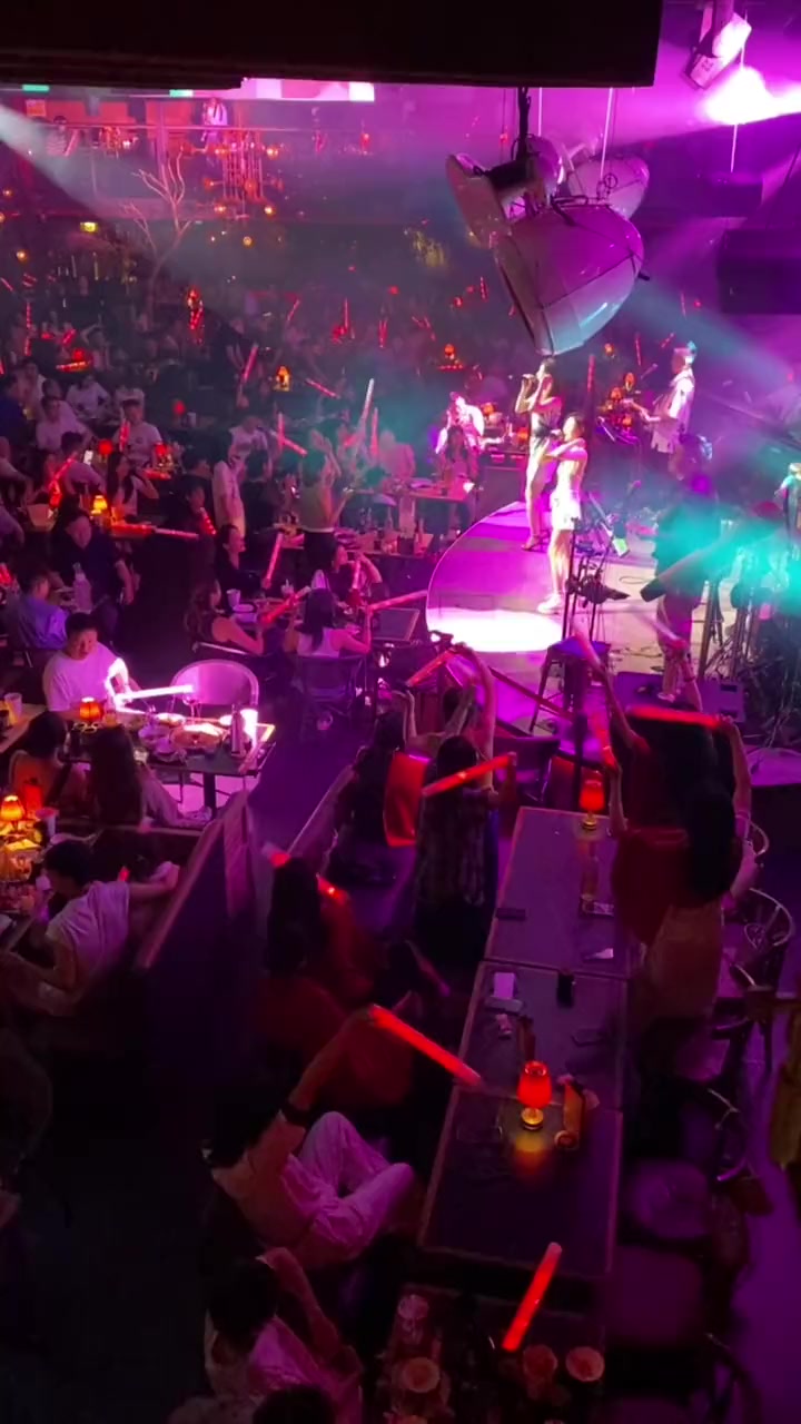 压力大就来胡桃里,花上139整个烤鸡双人餐,一边吃饭一边听歌,坐上几个小时,你会觉得生活就