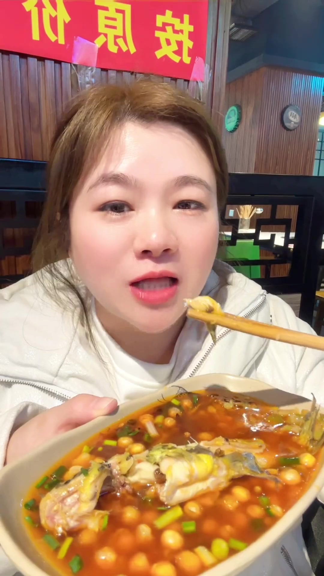 空港附近这家铁言子石锅土鲫鱼,老店一个,好吃不贵,喜欢的赶紧团 好吃不贵经济实惠 天冷了吃