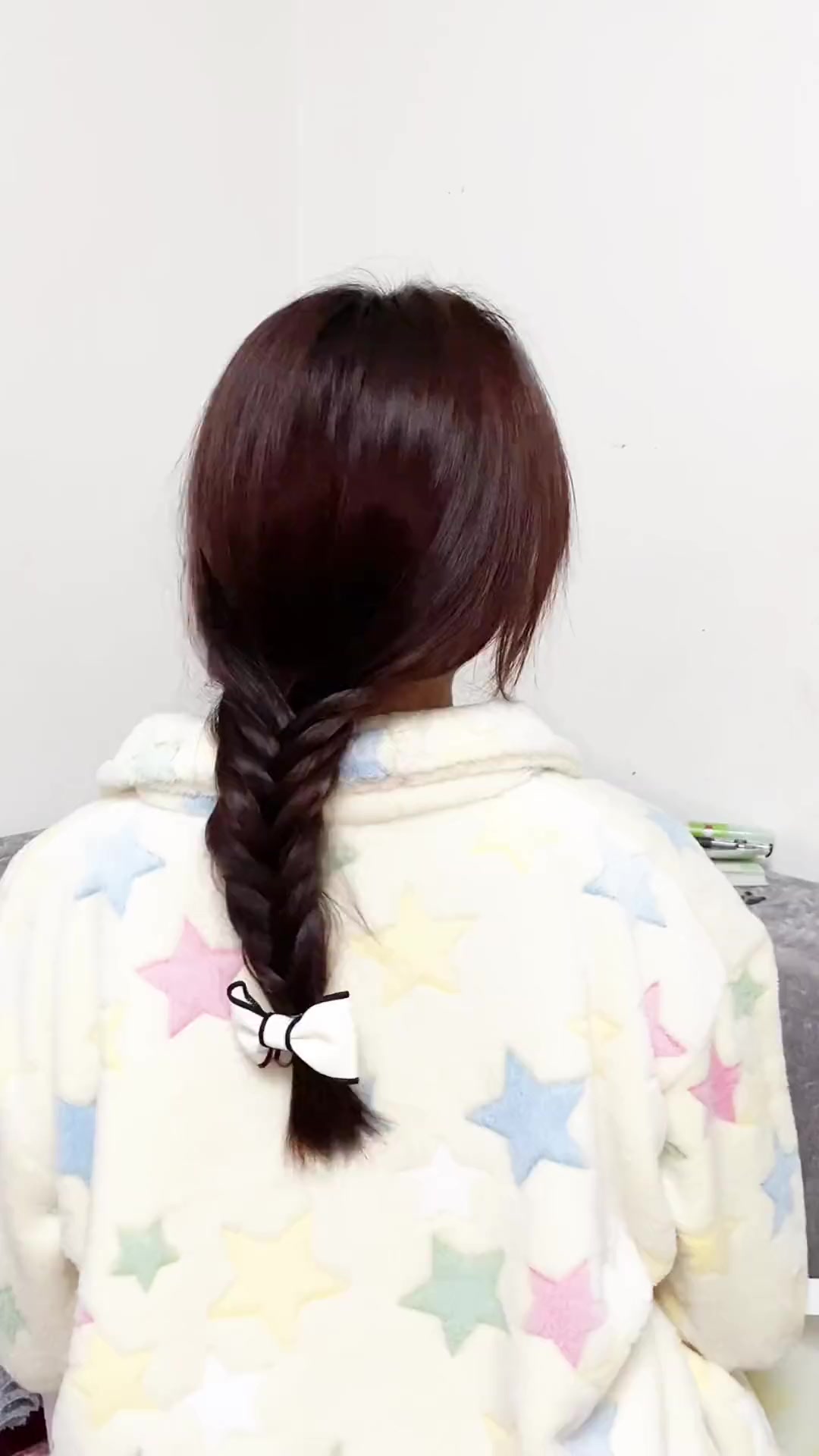 姐妹们想要的学生党也可以扎的发型来啦～慵懒风鱼骨辫真滴好好看!发型教程 扎发教程 鱼骨辫 