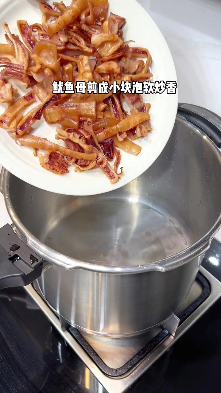 这样做的鱿鱼母炖白萝卜汤真的太鲜甜爽口了,白萝卜也特别入味,15分钟一锅出,太方便了!一锅