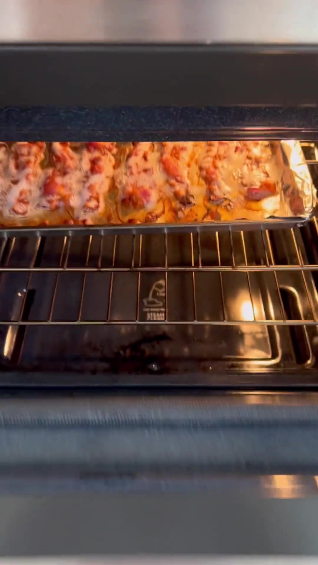 做法简单的家庭美食——培根煎饼。将培根烤熟后,吸走表面的油脂,然后刷上一层面糊,放在锅里煎