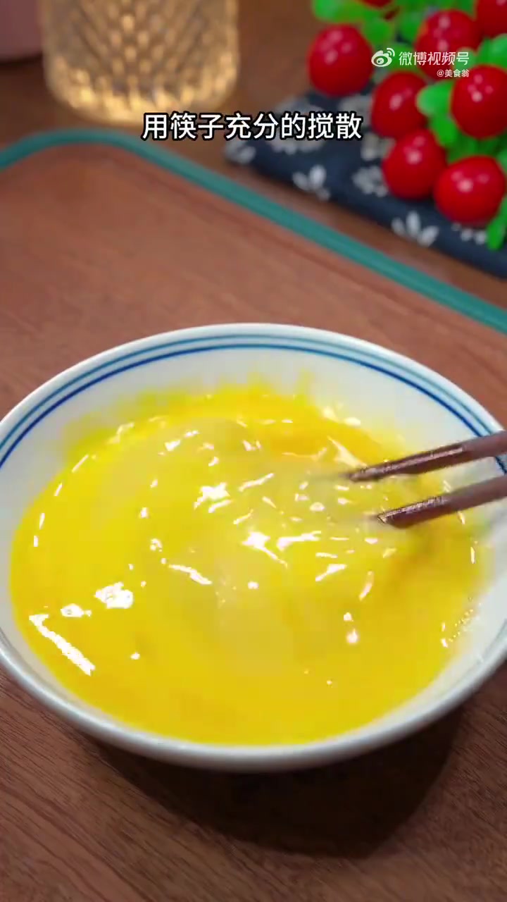 美食时刻 厨艺教程  多吃粗粮对身体有好处,在家也能做出好吃的玉米饼,好吃又简单～玉米饼子