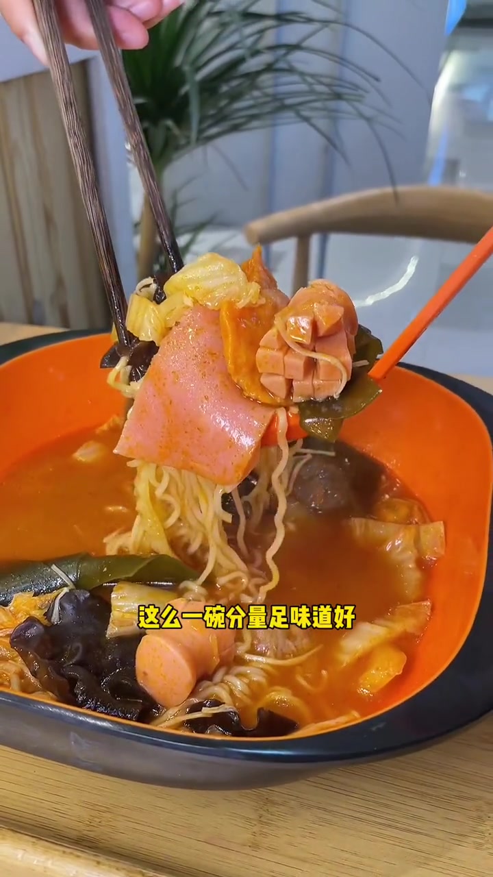 花十几块钱就能在大观天地的这家嘻拌·烫吃一顿麻辣烫单人餐,可加烫可干拌十种口味可以选择 好