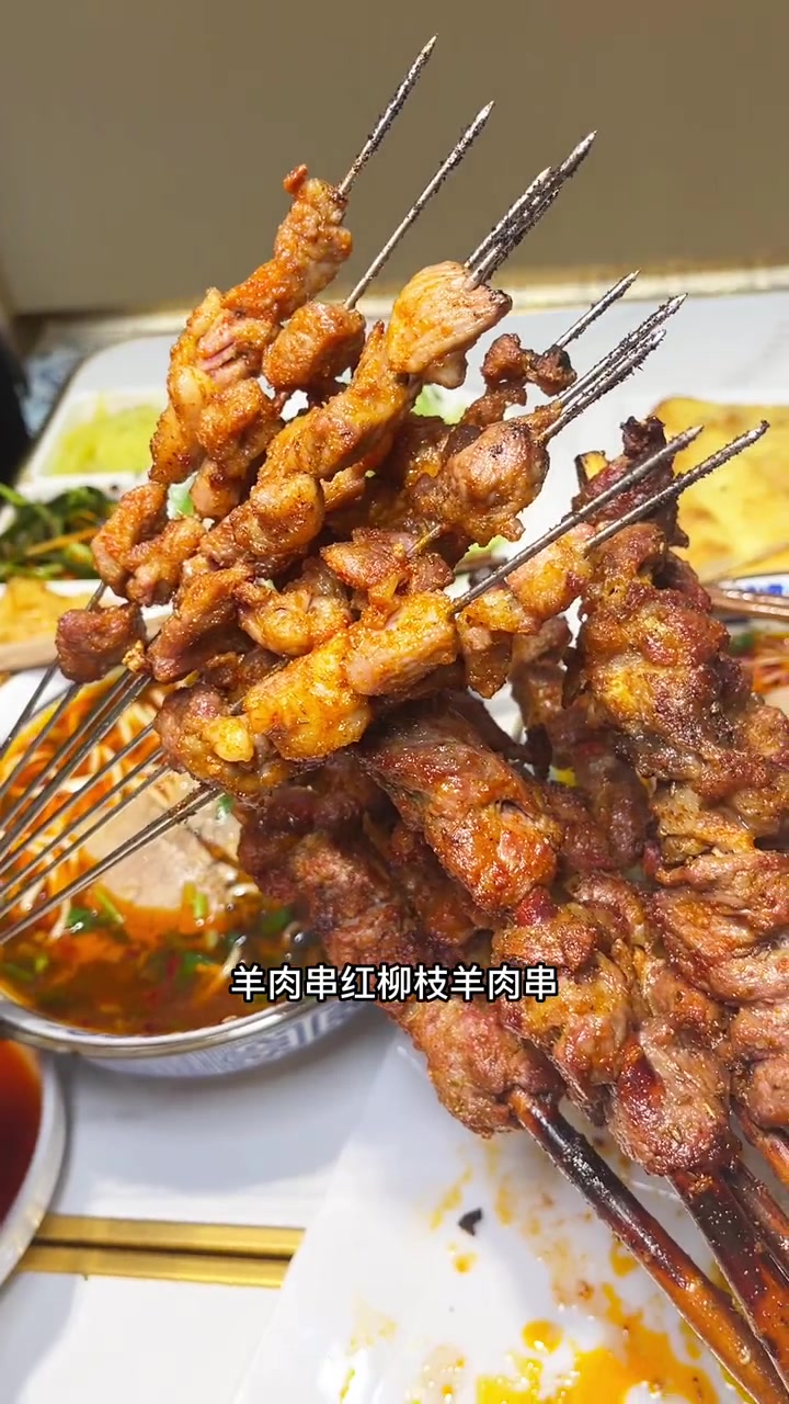 西域漠北实现牛肉面自由!大口吃肉!大口嗦面～招牌大片牛肉面,新疆炒米粉!酸奶浓郁～吃西北特