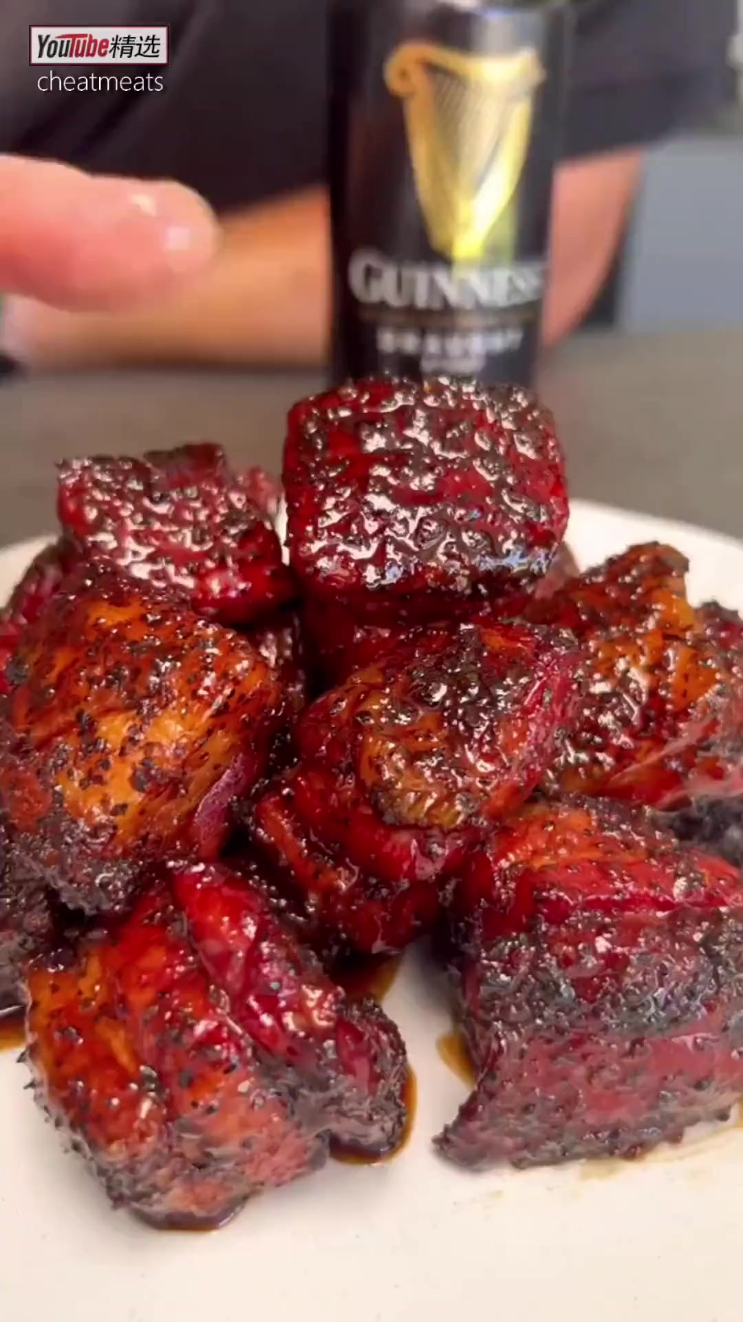 澳洲老哥:Guinness黑啤酒+烤猪肉块。从头到尾,需要三次使用黑啤酒——分别是在第一次