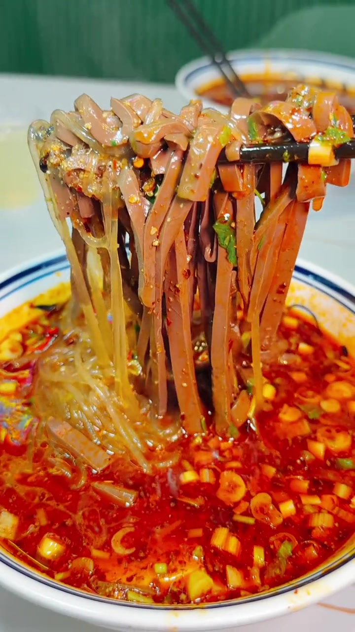 今天在北平街找到一家 好吃的粉汤羊血 赶紧来打卡吧 这一碗好过瘾 真材实料才能做出好味道 