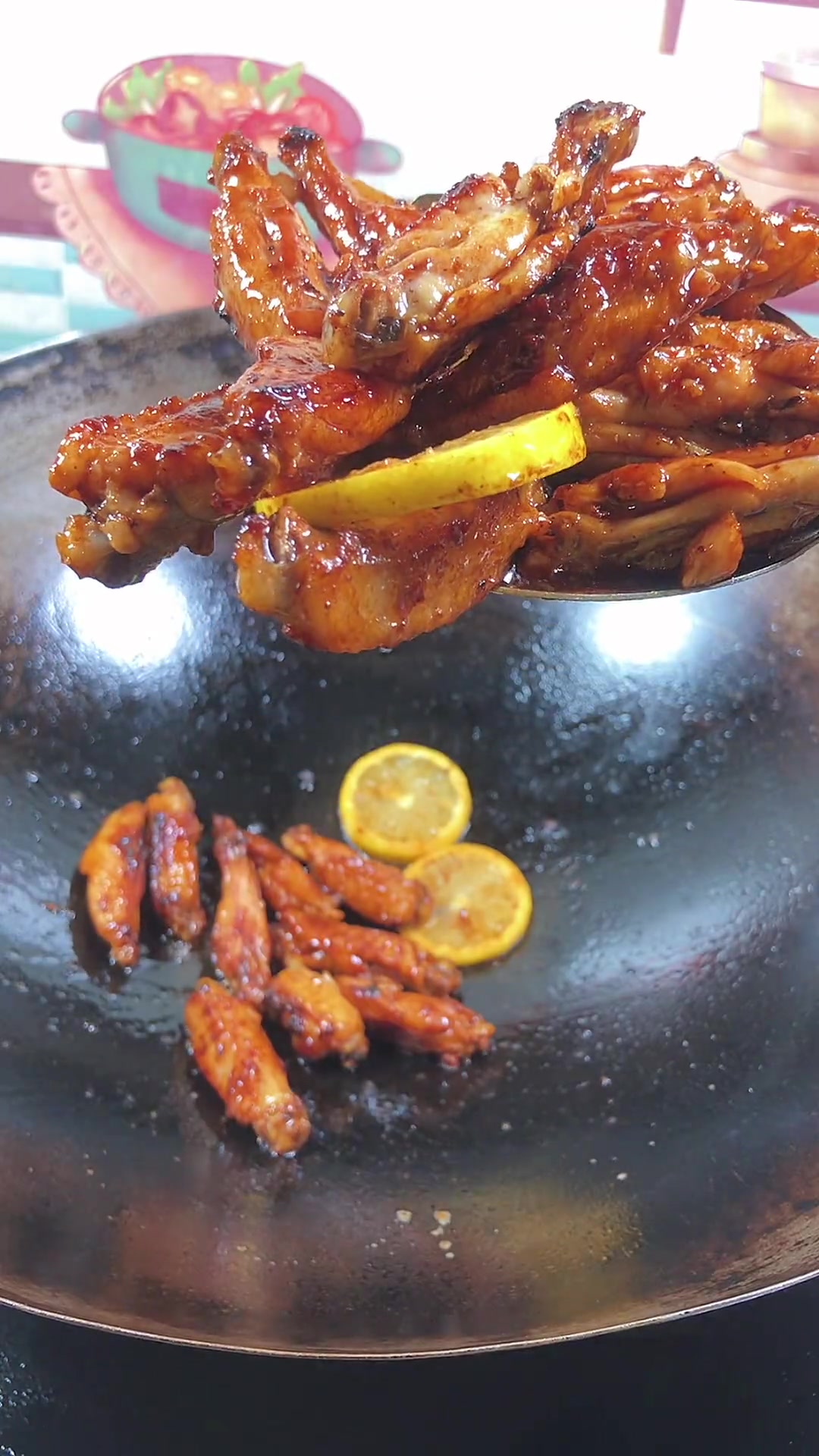 酸甜的柠檬鸡中翅,色香味俱全,老公吃了一个就使劲夸我说好吃,然后就没有然后了 我的厨房日记