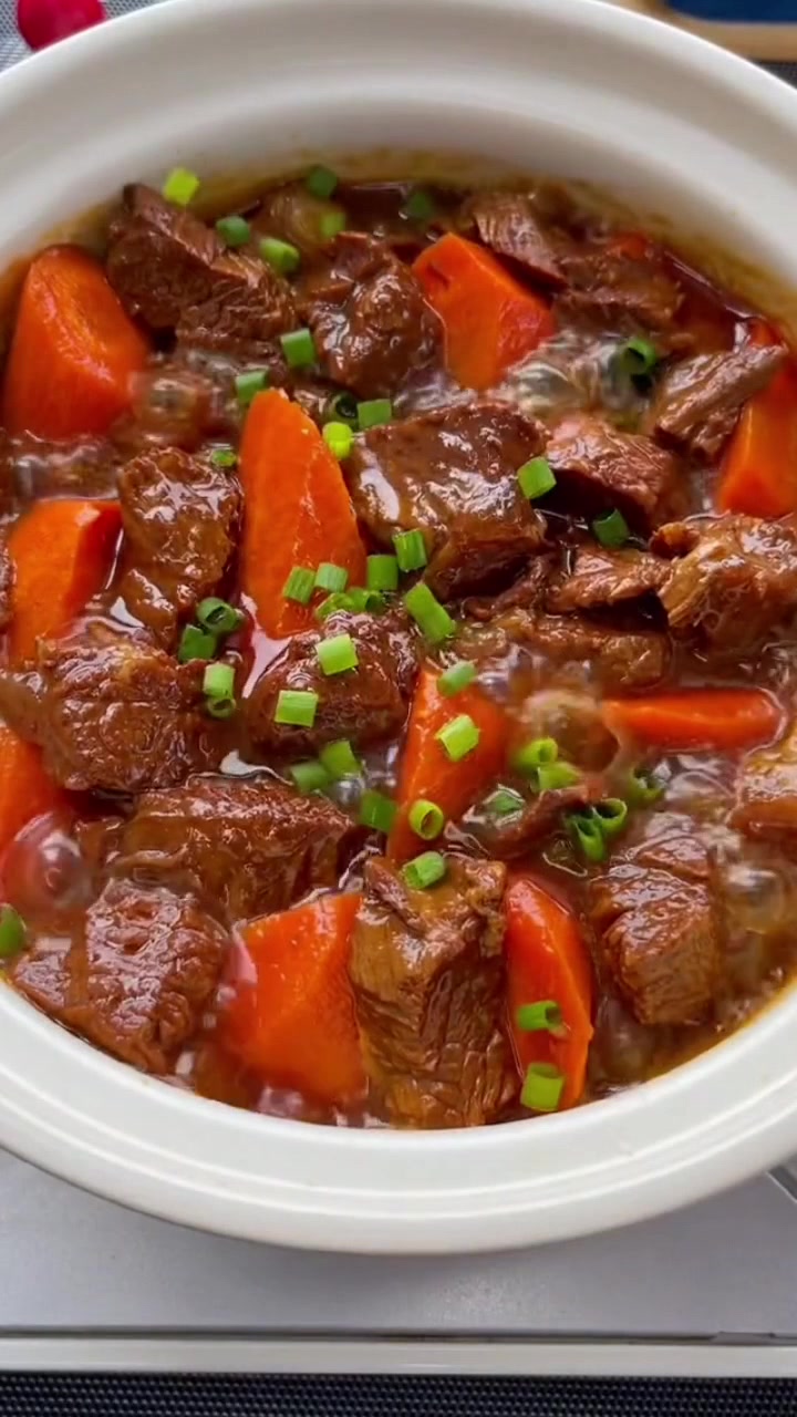 这样做的胡萝卜炖牛肉超好吃,不信你试试～