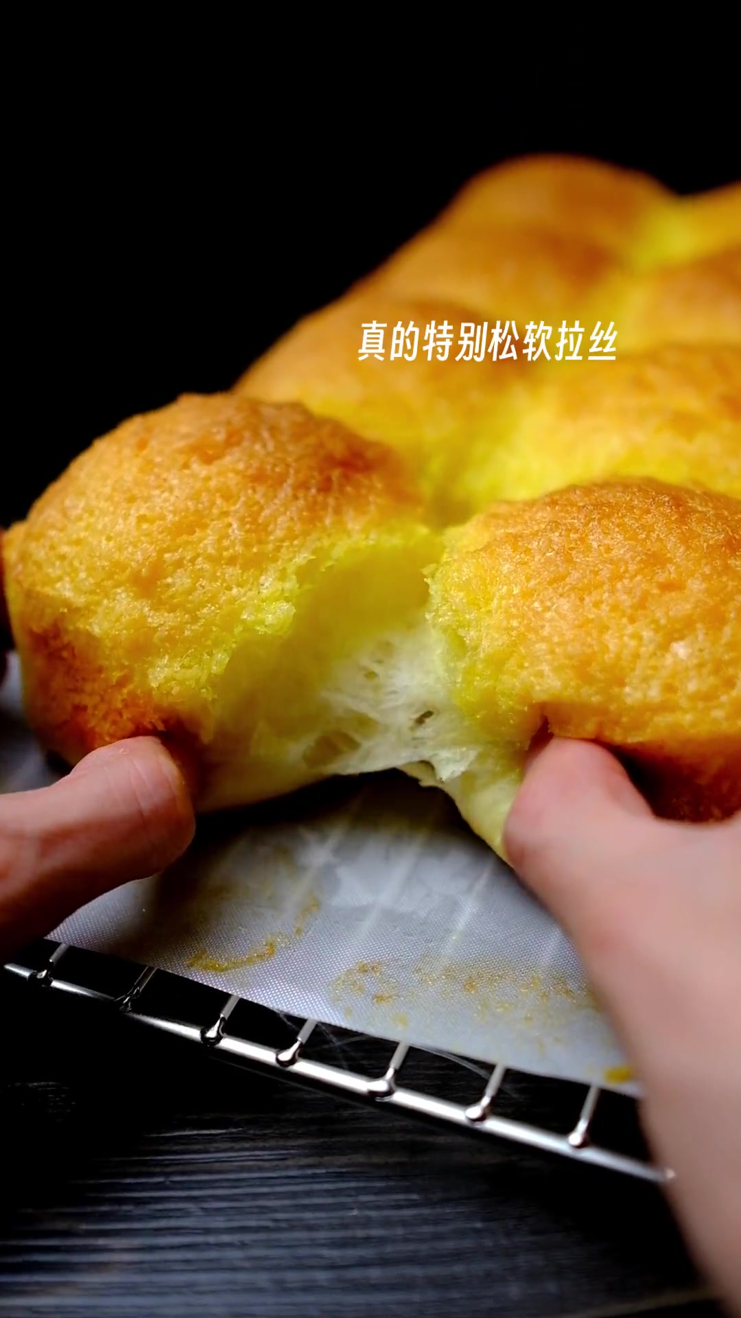 我最爱的椰蓉小餐包,松软拉丝,椰香浓郁,相信我一定要试试这个小面包!美食教程 椰蓉餐包 椰