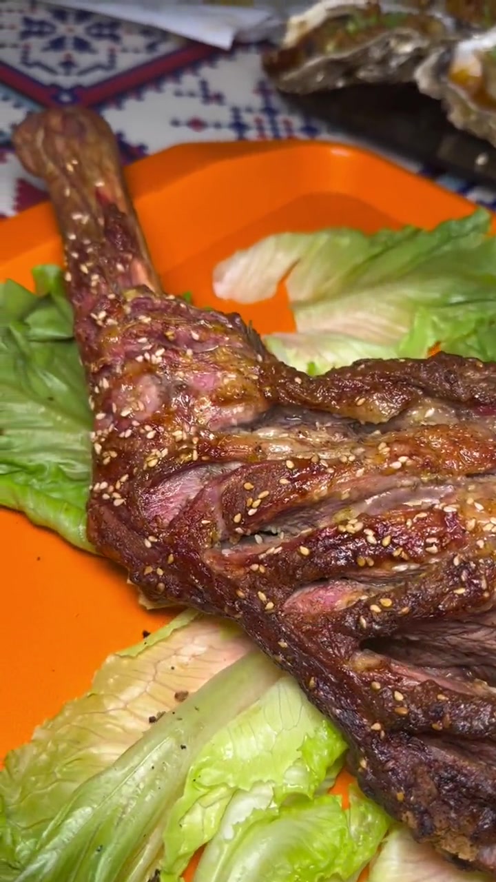新疆烤羊腿你吃过吗?夜宵烧烤 烤羊腿 同城美食 新疆羊肉串 新疆红柳烤肉