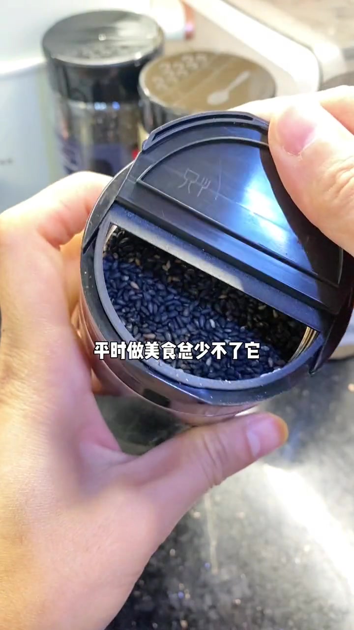 炒菜的时候来点 芝麻 那真是无敌了,都是即食炒熟的 白芝麻 黑芝麻 直接吃都行 调料 美食