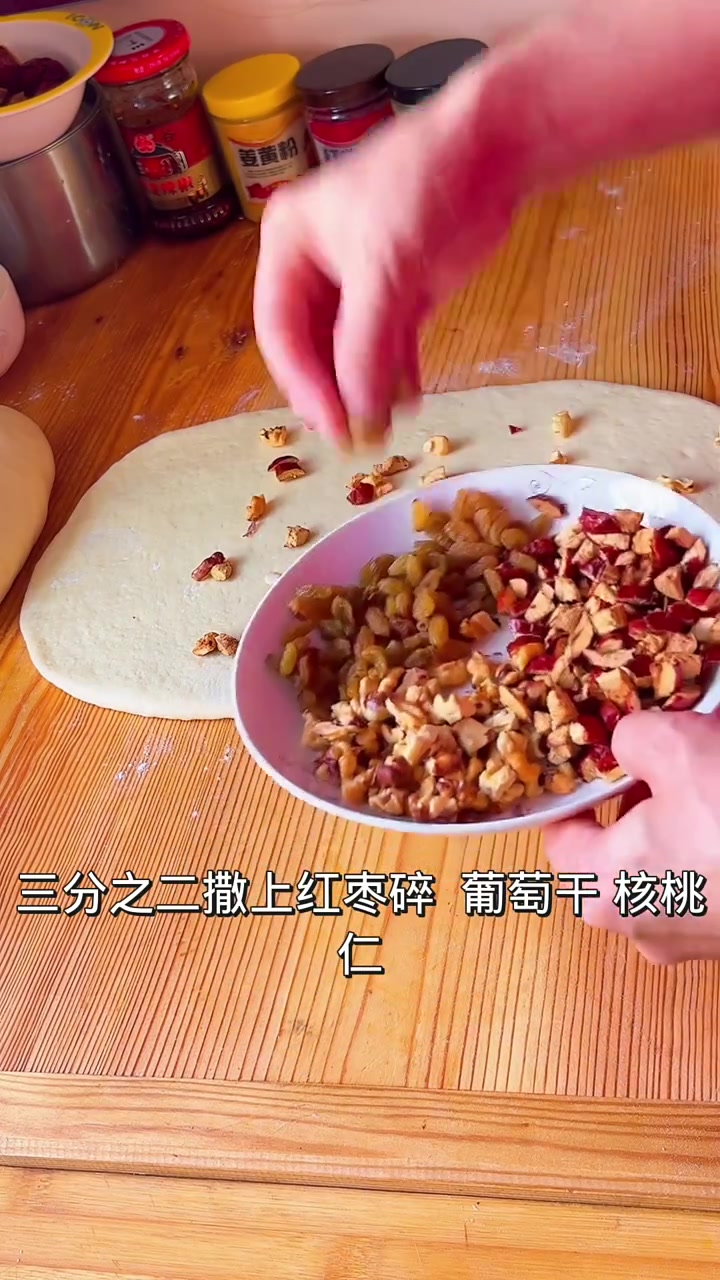 营养大列巴面包用普通面粉就能做哦!奶香味哦浓郁,包裹着果仁越嚼越香,配上一杯奶茶,早餐方便