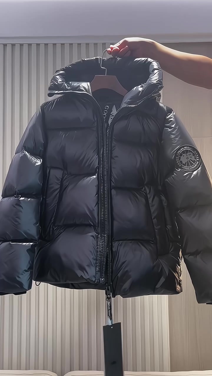 加拿大鹅黑色鹅绒羽绒服设计舒适保暖性十足